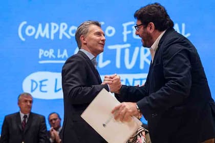 El exsecretario de Cultura de la Nación, Pablo Avelluto, junto al expresidente Mauricio Macri