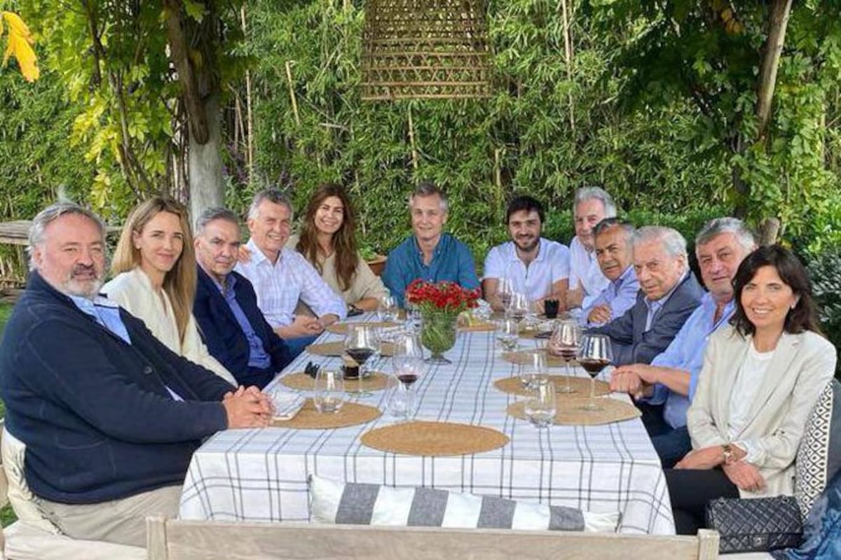 Macri recibió a Mario Vargas Llosa en su quinta familiar