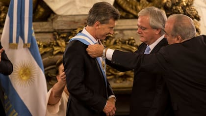 Macri recibió la banda presidencial de manos de Federico Pinedo. Cristina Kirchner se había negado a participar de la transmisión de mando