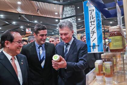 Macri recorre un supermercado en Japón que vende carne argentina