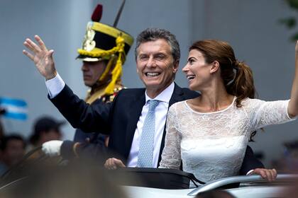 Macri recorrió las calles saludado por una multitud