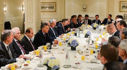 Macri, rodeado de gobernadores y legisladores, desayunó con los CEO de algunas de las más importantes empresas