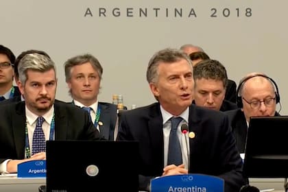 Macri, rodeado por su equipo, en la apertura de la cumbre