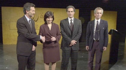 Macri saluda a Bullrich, ante la mirada de Aníbal Ibarra y Luis Zamora, en el debate porteño de 2003. La jefatura de gobierno porteño la ganó Ibarra ese año; Bullrich salió cuarta