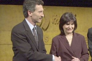 Macri saluda a Bullrich, en el debate de las elecciones porteñas de 2003