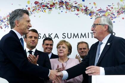 Macri saluda a Juncker, de la Comisión Europea, con los mandatarios europeos como testigos