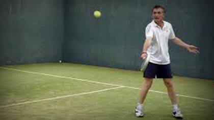 Macri se lesionó la rodilla jugando al paddle