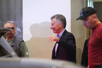 Macri se retira del hotel Libertador tras reunirse con Milei