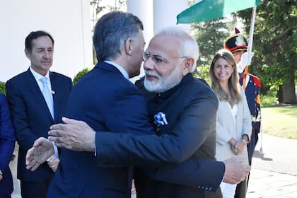 Macri saluda al primer ministro indio Narendra Modi, que además del comercio bilateral se interesó por el litio argentino, como hizo el presidente sur coreano Moon