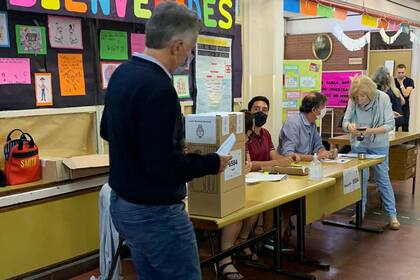 Macri y apasó por el cuarto oscuro y está a punto de emitir su voto (Crédito: Guadalupe Torres)