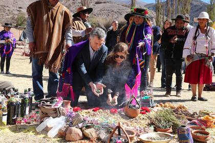 Macri y Juliana Awada, en la ceremonia de ofrenda a la Pachamama, en Purmamarca