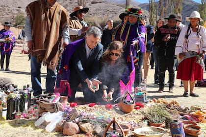 Macri y Juliana Awada, en la ceremonia de ofrenda a la Pachamama, en Purmamarca