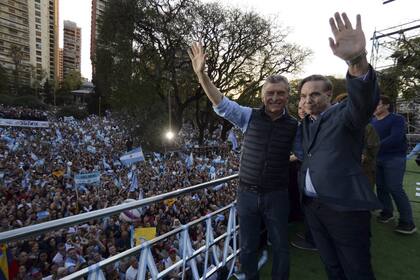 Macri y Pichetto ayer, con los seguidores que colmaron Barrancas de Belgrano de fondo