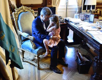 Macri y su hija Antonia, en el sillón presidencial