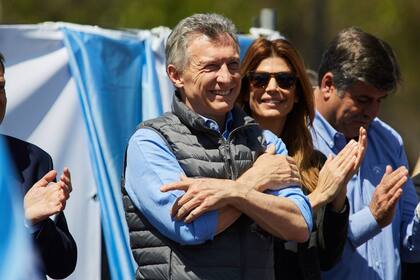 Macri y su mujer, Juliana Awada, durante la marcha de anteayer en Mendoza