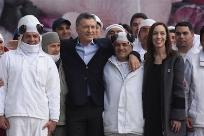 El expresidente Mauricio Macri y la exgobernadora María Eugenia Vidal visitaron la planta de la exCresta Roja tras su reactivación