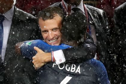 Macron abraza a Pogba tras la final de Rusia 2018