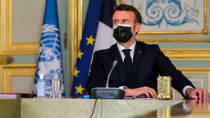 Macron anunció nuevas restricciones, pero también esbozó un calendario de salida de la crisis