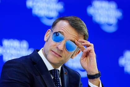 Macron con sus lentes de aviador durante la Reunión Anual del Foro Económico Mundial en Davos
