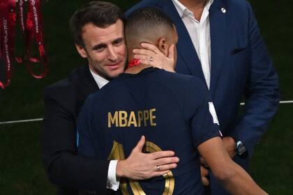 Macron consuela a Mbappé tras la derrota contra la Argentina en la final de Qatar