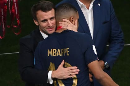 Macron consuela a Mbappé tras la derrota contra la Argentina en la final de Qatar