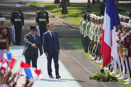 Macron continúa su gira por el sur de Asia con reuniones en Indonesia