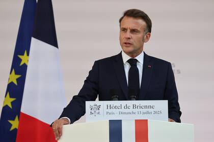 Macron descarta dimitir e insta a todos los partidos franceses a "asumir sus responsabilidades"