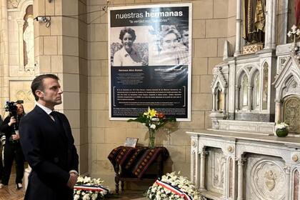 Macron en la iglesia de la Santa Cruz (@NadalDiplo)