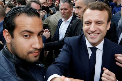Macron, flanqueado por su custodio, Alexandre Benalla