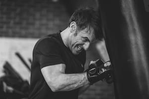 Macron golpea la bolsa de boxeo