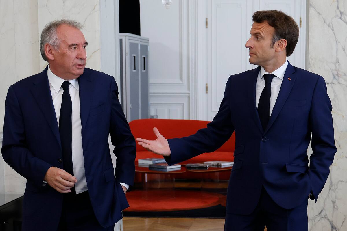 Macron junto a Bayrou, el primer ministro que hoy anunció el plan de recortes