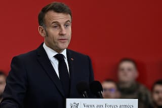 Macron minimiza "inofensiva" afección ocular al dirigirse a las tropas