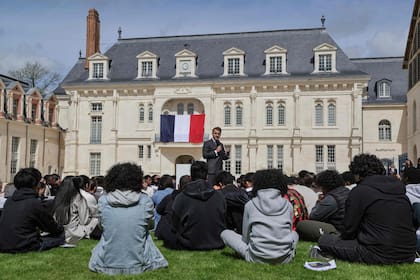 Macron propuso instaurar una “jornada sin conexión” mensual para los jóvenes, con el objetivo de que retomen la lectura, el deporte y, principalmente, “la vitalidad de la vida real”.