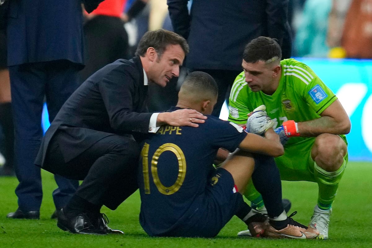 Macron y el "Dibu" Martínez consuelan a Mbappé tras la final del Mundial