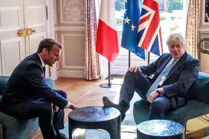 Macron y Johnson estuvieron distendidos, ayer, durante su encuentro en el Palacio del Elíseo
