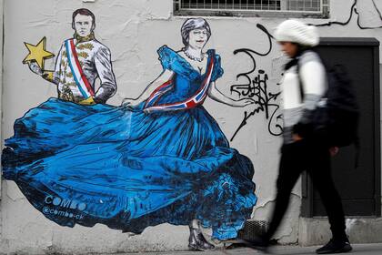 Macron y May, síntesis del divorcio europeo, retratados en un mural del artista francés Combo en París