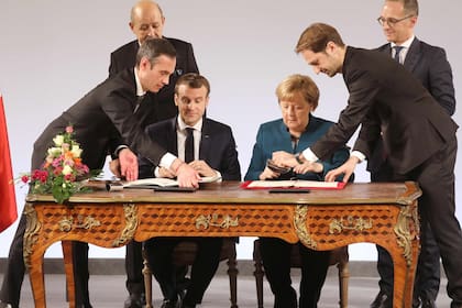 Macron y Merkel, ayer, al firmar el acuerdo en Aquisgrán