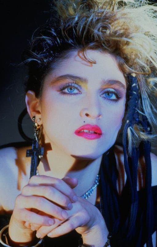 Hay grandes canciones en la historia de la música que no solo son emblemáticas por su mensaje o lo que significan, sino que lograron convertirse en un himno para defender una causa o crear un sentimiento de pertenencia, ese fue el caso de Vogue de Madonna