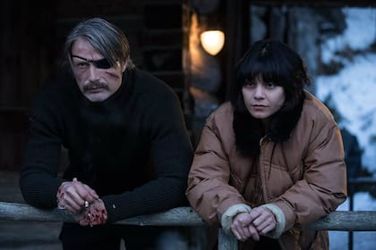 Madds Mikkelsen y Vanessa Hudgens en Polar, de Jonas Akerlund
