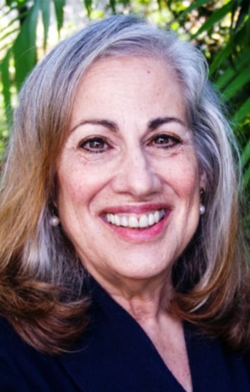 Madelyn Chaber, abogada, a la izquierda; Patricia Henley, la cliente, a la derecha
