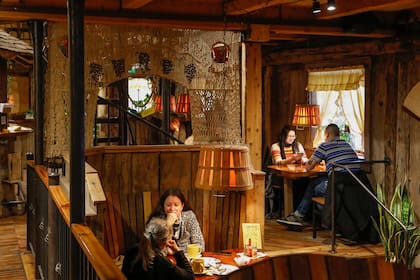 Madera y ambiente relajado en The Yellow Deli.