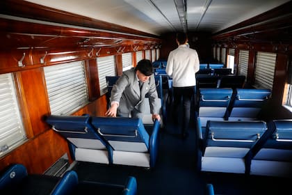 Madera y cuero, en la restauración de los vagones de transporte de pasajeros