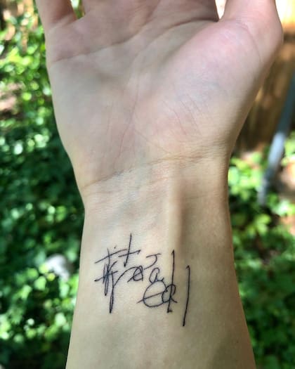 Madie Johnson se tatuó el mensaje que escribió su tía cuando revivió