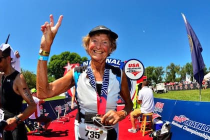 Madonna Buder es la persona con mayor edad en haber culminado el triatlón Ironman