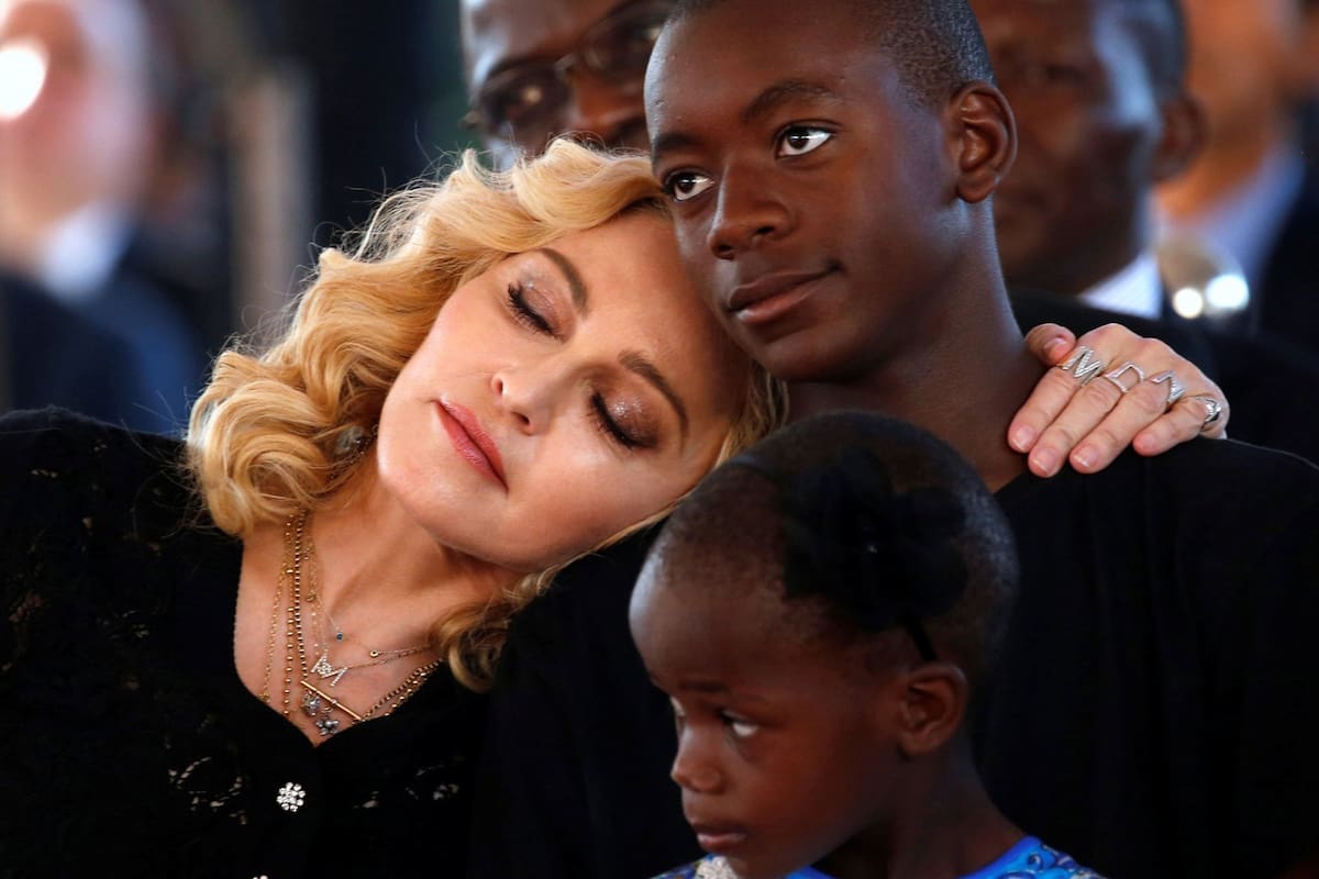 Madonna con sus hijos David y Estere. / Amenzing