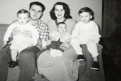 Madonna de bebé en el regazo de su madre, Madonna Louise Fortin, junto a su padre, Silvio Anthony, y sus hermanos mayores, Anthony y Martin.