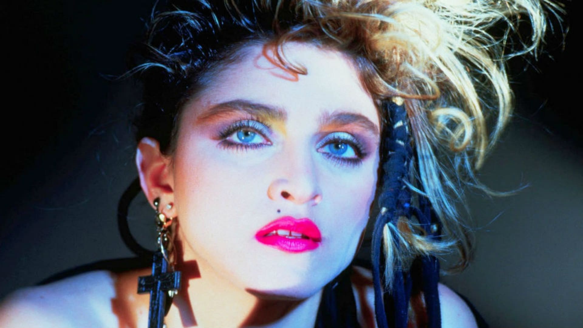 Hay grandes canciones en la historia de la música que no solo son emblemáticas por su mensaje o lo que significan, sino que lograron convertirse en un himno para defender una causa o crear un sentimiento de pertenencia, ese fue el caso de Vogue de Madonna