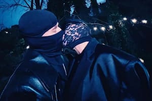 Madonna posteó en sus redes sociales una particular imagen junto con Josh Popper; disfrazados y besándose