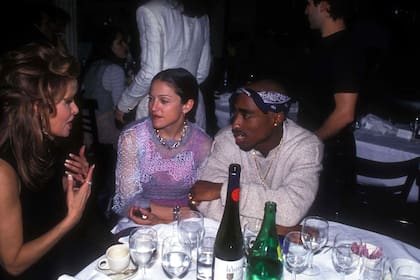 Madonna y Tupac Shakur junto a la actriz Raquel Welch en una fiesta organizada por la revista Interview en Nueva York, en los 90. La imagen es una de las pocas que demuestran el breve y reservado romance que la cantante y el rapero mantuvieron entre 1993 y 1994