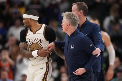 Madre de Steve Kerr lo regaña tras arrebato que llevó a su expulsión el lunes